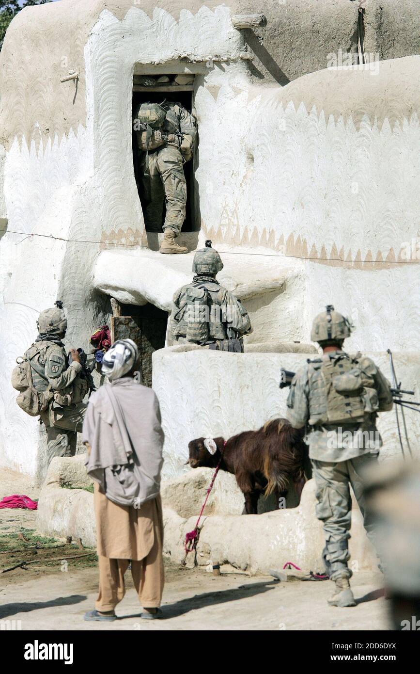 KEIN FILM, KEIN VIDEO, KEIN Fernsehen, KEINE DOKUMENTATION - Soldaten der Bravo Company, des 2. Bataillons, des 4. Infanterie-Regiments der 4. Brigade der 10. Bergdivision mit Sitz in Fort Polk, Louisiana, suche nach Waffen während einer groß angelegten Cordon- und Suchmission in Malek DIN in der Provinz Ghazni in Afghanistan, Anfang September 2006. Fünf Jahre nach dem Sturz sind die Taliban wieder in Kraft und stürzen ein Afghanistan in seine schlimmste Gewalt und politischen Turbulenzen seit den ersten Schüssen von Präsident Bushs Krieg gegen den Terror. Foto von Tom Pennington/Fort Worth Star-Telegram/MCT/ABACAPRESS.COM Stockfoto