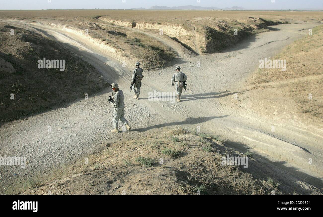KEIN FILM, KEIN VIDEO, KEIN Fernsehen, KEINE DOKUMENTATION - Soldaten der 4. Brigade der 10. Bergdivision, die in Fort Polk, Louisiana, stationiert ist, suchen während einer Mission in der Nähe von Malek DIN in der afghanischen Provinz Ghazni im September 2006 in einem tief liegenden Gebiet nach Anzeichen eines Sprengstoffes (improvisiertes Sprenggerät). Fünf Jahre nach dem Sturz sind die Taliban wieder in Kraft und stürzen ein Afghanistan in seine schlimmste Gewalt und politischen Turbulenzen seit den ersten Schüssen von Präsident Bushs Krieg gegen den Terror. Foto von Tom Pennington/Fort Worth Star-Telegram/MCT/ABACAPRESS.COM Stockfoto