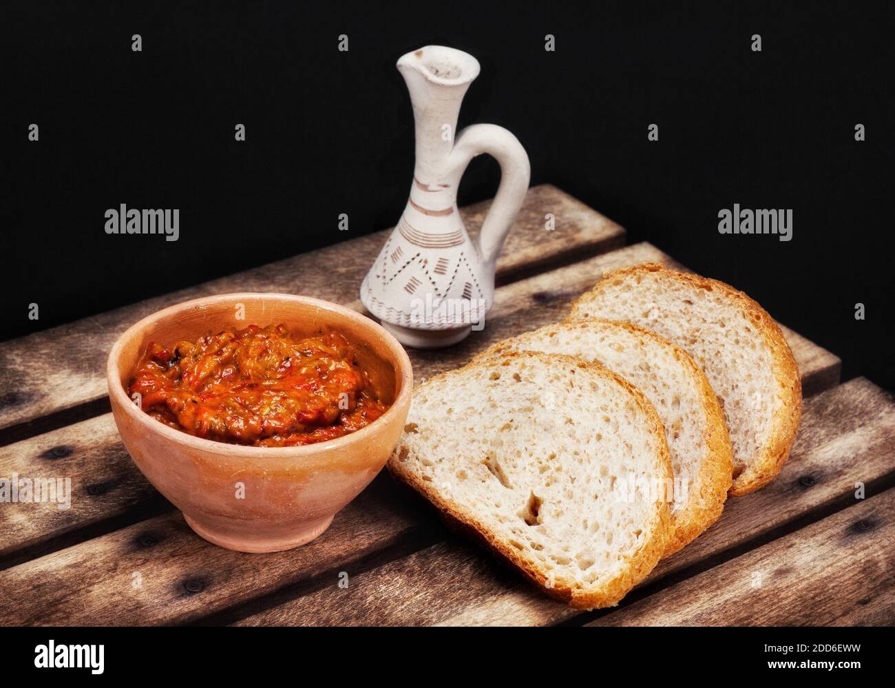 Traditionelle mazedonische Mahlzeit - Ajvar serviert mit Brot und ...