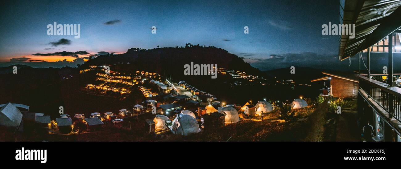 Luftaufnahme von Campingplätzen und Zelten auf dem Berg Doi Mon Cham in Mae Rim, Provinz Chiang Mai, Thailand Stockfoto