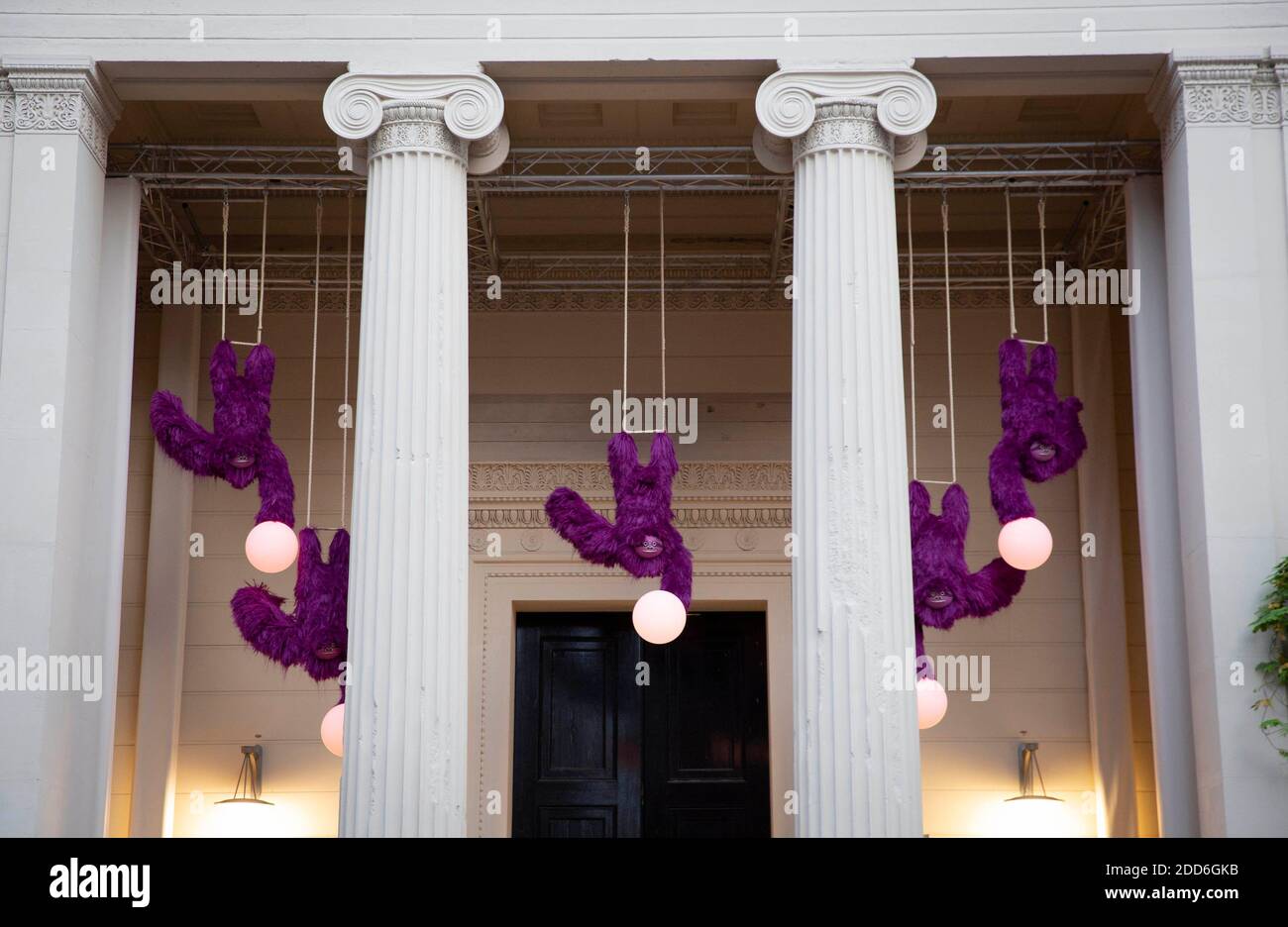 REDAKTIONELLE NUTZUNG NUR eine Installation namens Wild Lights von Fernando Laposse wird außerhalb des Mercato Mayfair enthüllt, um Wander Art, eine neue Outdoor-Galerie in Mayfair und Belgravia, zu starten. Stockfoto