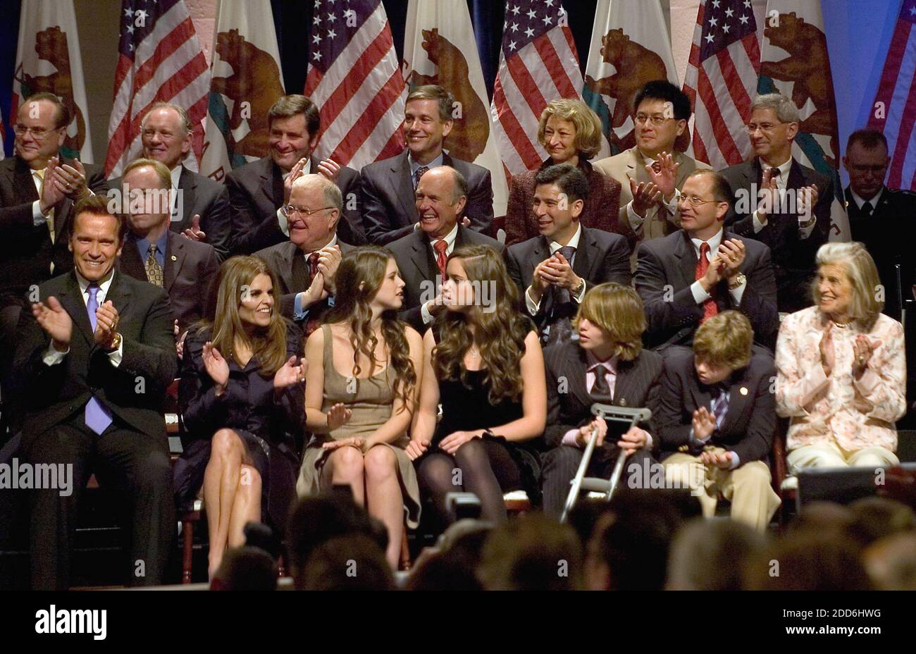 KEIN FILM, KEIN VIDEO, KEIN FERNSEHEN, KEIN DOKUMENTARFILM - CALIFORNIA GOV. Arnold Schwarzenegger, links, wird zusammen mit seiner Frau Maria Shriver von Eunice Shriver ganz rechts und ihren vier Kindern von links Christina, Katherine, Patrick und Christopher bei der Einweihungsfeier im Memorial Auditorium in Sacramento CA, USA am Freitag, 5. Januar 2007 begleitet. Foto von Renee C. Byer/Sacramento Bee/MCT/ABACAUSA.COM Stockfoto