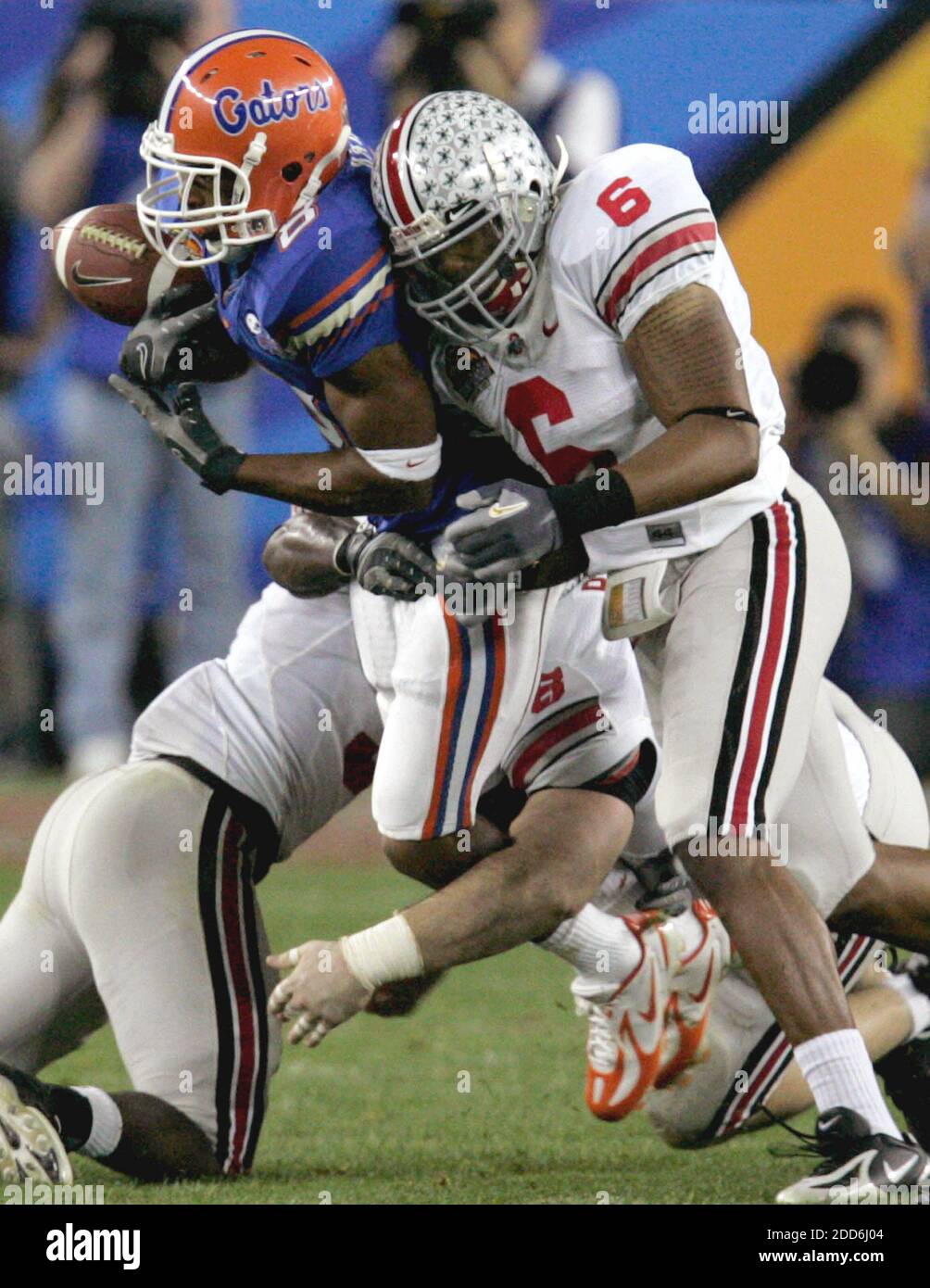 KEIN FILM, KEIN VIDEO, KEIN TV, KEIN DOKUMENTARFILM - Ohio State Linebacker Larry Grant klopft den Ball aus dem Griff des Florida Wide Receiver Percy Harvin während der ersten Hälfte des BCS National Championship Spiel in Glendale, AZ, USA am 8. Januar 2007. Foto von Mike Cardew/Orlando Sentinel/MCT/Cameleon/ABCAPRESS.COM Stockfoto