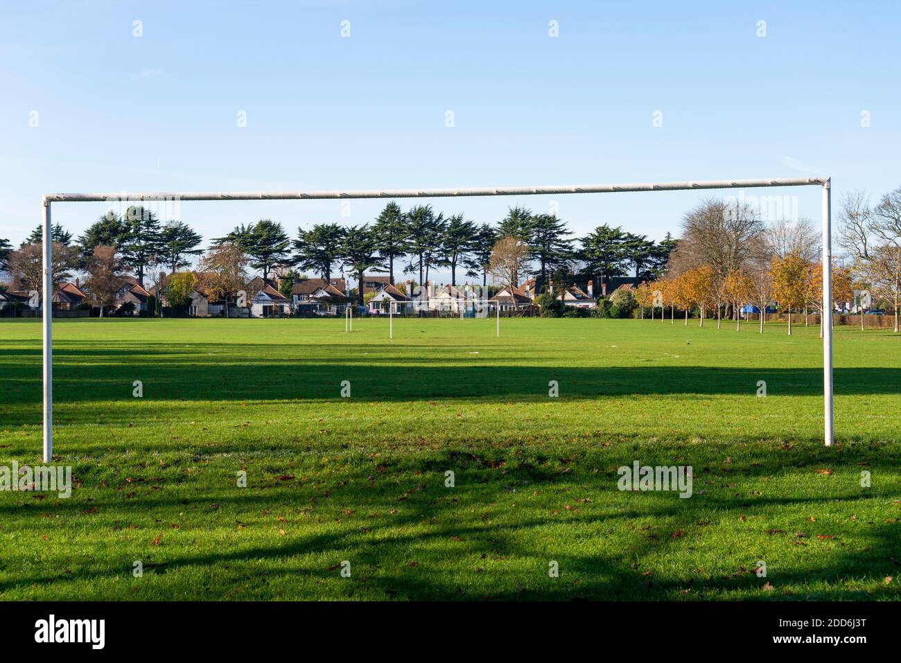 Priory Park, Southend on Sea, Essex, Großbritannien. Herbst. Leeres Graswurzel-Fußballfeld während COVID 19 Coronavirus-Sperre. Keine Sportmöglichkeiten. Verbot des Sports Stockfoto