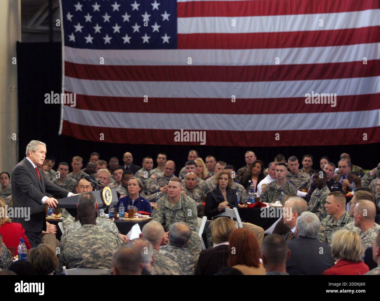 KEIN FILM, KEIN VIDEO, KEIN Fernsehen, KEIN DOKUMENTARFILM - Präsident George W. Bush spricht mit Soldaten und ihren Familien bei einem Mittagessen in Fort Benning, Georgia, Donnerstag, 11. Januar 2007.Foto von Mike Haskey/Columbus Ledger-Enquirer/MCT/ABACAPRESS.COM Stockfoto