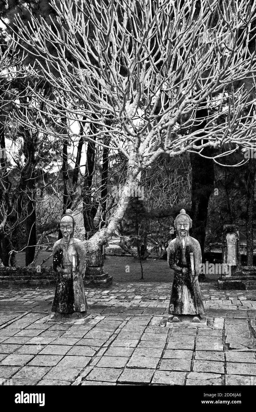 Schwarz-Weiß-Foto von Guardian Stone Statuen am Grab von TU Duc, Hue, Vietnam, Südostasien Stockfoto