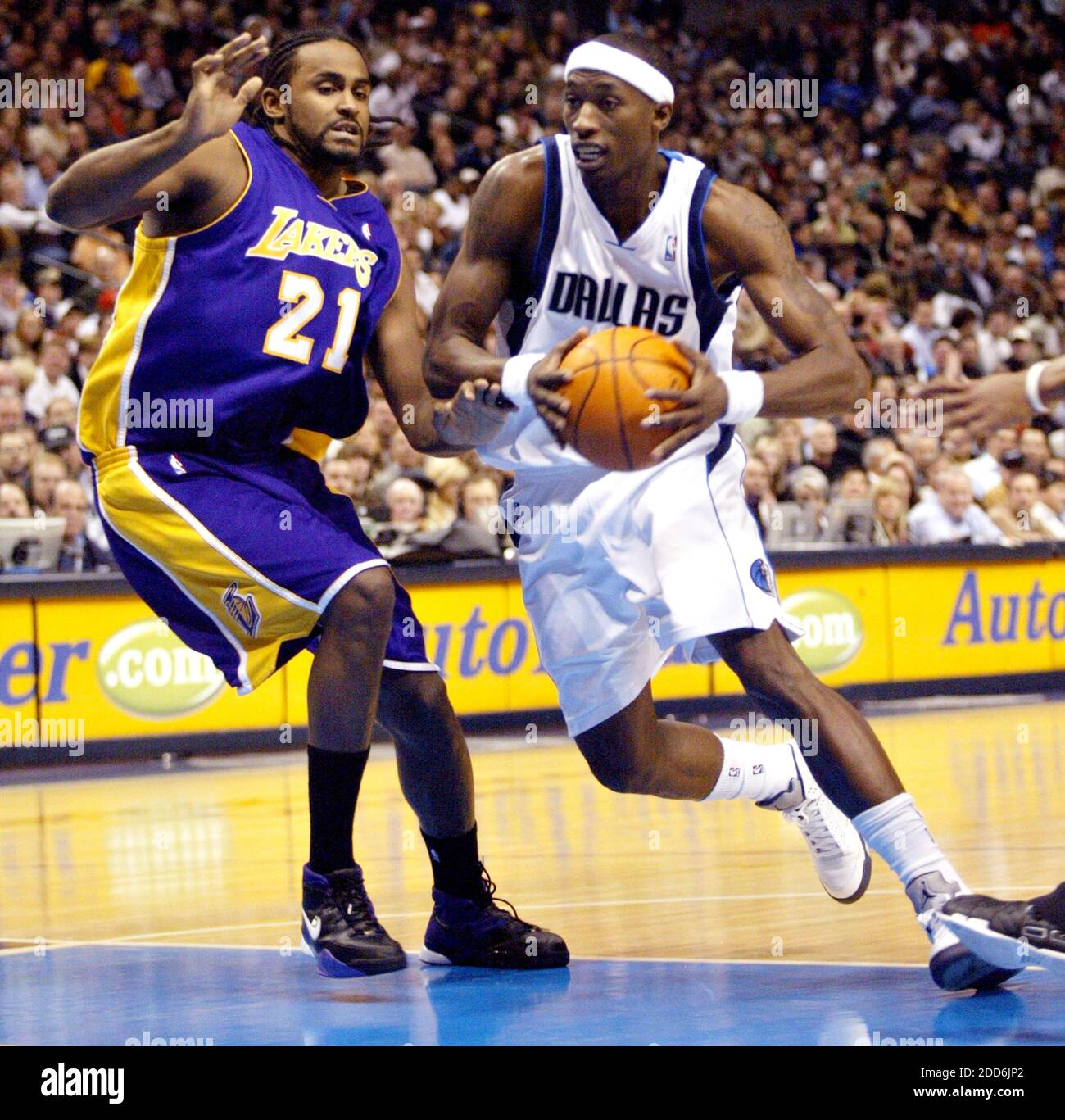 KEIN FILM, KEIN VIDEO, KEIN Fernsehen, KEIN DOKUMENTARFILM - die Dallas Mavericks Josh Howard fährt am 18. Januar 2007 in der ersten Hälfte des American Airlines Center in Dallas, TX, USA, in den Korb um den Los Angeles Lakers' Ronny Turiaf. Foto von Sharon M. Steinman/Fort Worth Star-Telegram/MCT/Cameleon/ABACAPRESS.COM Stockfoto