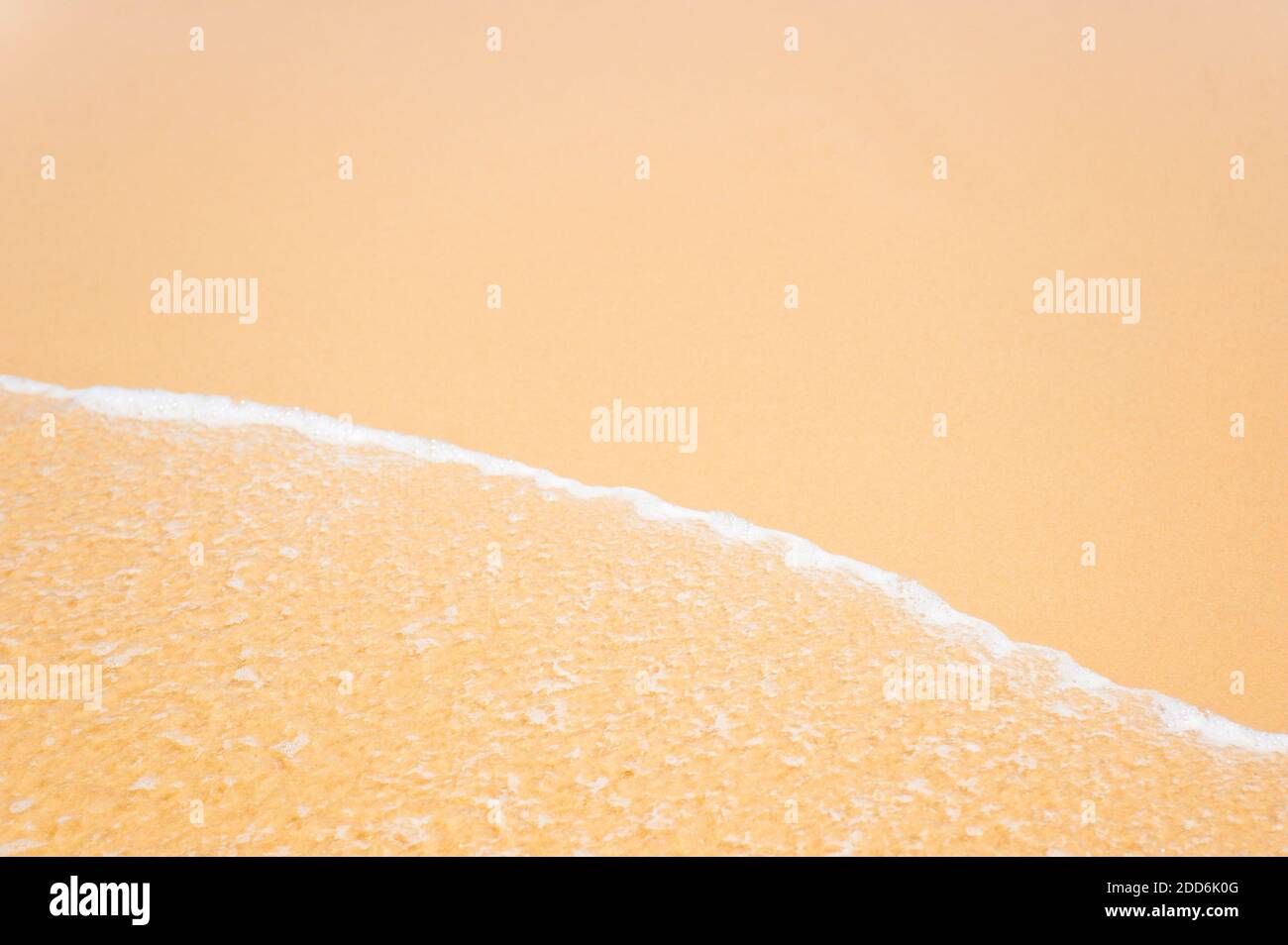 Nahaufnahme der Wellen am Sandy Shore von Seventy Five Mile Beach, Fraser Island, Queensland, Australien Stockfoto