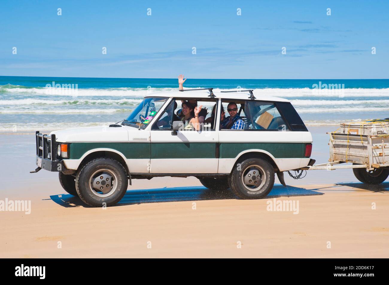 Touristen fahren auf siebzig fünf Meile Strand selbst fahren 4 x 4 Tour von Fraser Island, Queensland, Australien Stockfoto