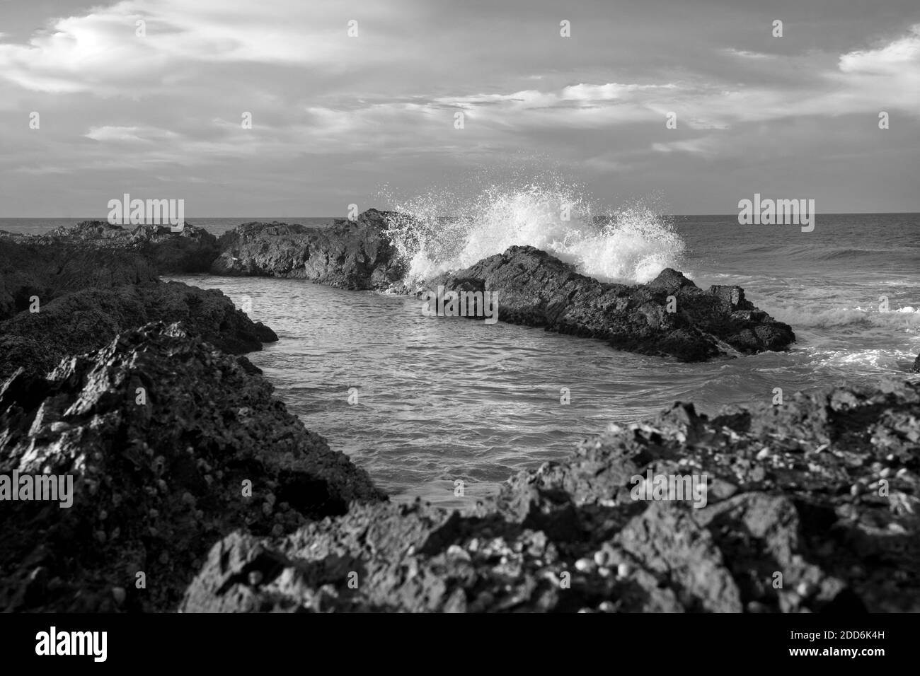 Schwarz-Weiß-Foto von stürmischen Wellen auf Rocks bei Snapper Rocks, Gold Coast, Australien Stockfoto