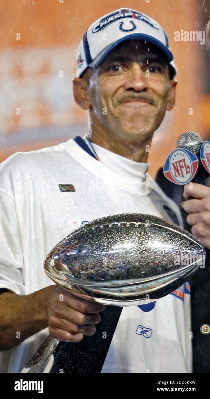 KEIN FILM, KEIN VIDEO, KEIN Fernsehen, KEINE DOKUMENTATION - Indianapolis Colts Trainer Tony Dungy hält die Lombardi Trophy nach dem Sieg der Colts 29-17 über die Chicago Bears im Super Bowl XLI in Miami, FL, USA am 4. Februar 2007. Foto von Al Diaz/Miami Herald/MCT/Cameleon/ABACAPRESS.COM Stockfoto