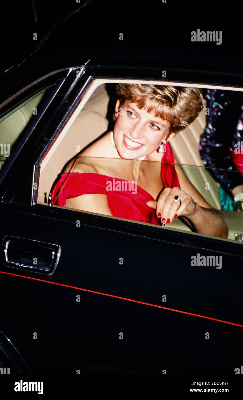 Prinzessin Diana in einem roten Abendkleid von Victor Edelstein besuchte eine Aufführung von Verdis 'Simon Boccanegra'. Royal Opera House, Covent Garden, London. GROSSBRITANNIEN 12.11.1991 Stockfoto