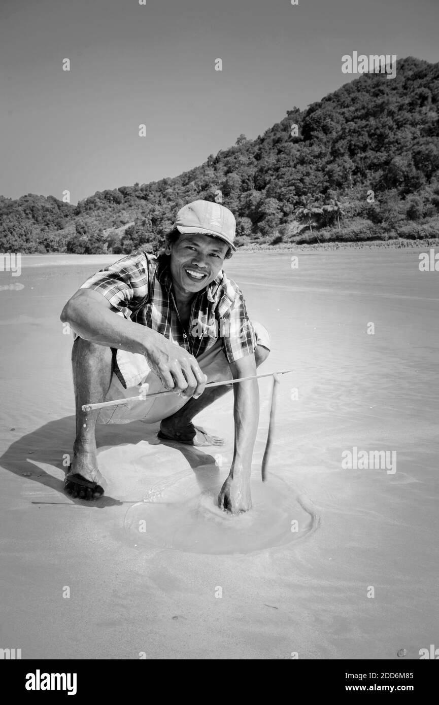 Schwarz-Weiß-Porträt eines indonesischen Fischers, der am Selong Belanak Beach, South Lombok, Indonesien, Asien auf Bait fischt Stockfoto