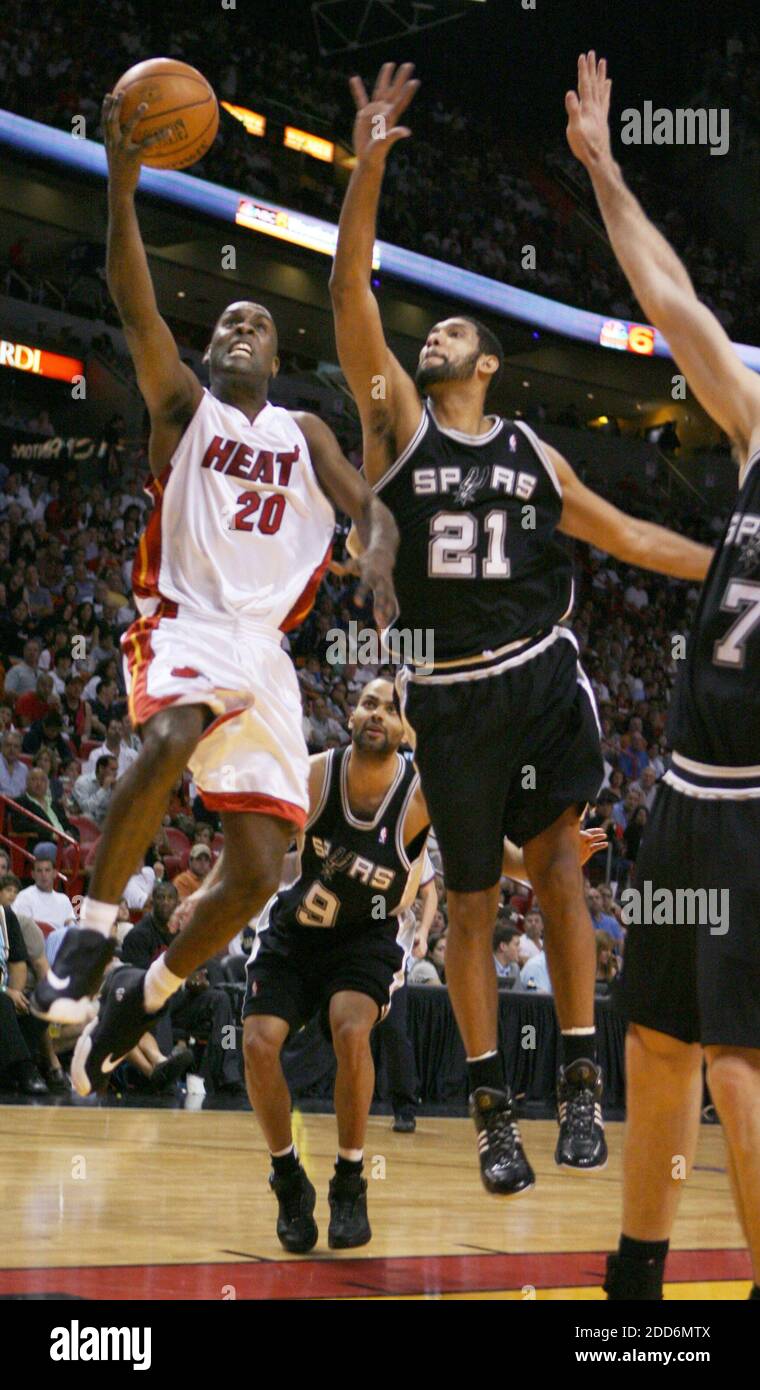 KEIN FILM, KEIN VIDEO, KEIN Fernsehen, KEINE DOKUMENTATION - Gary Payton, Left von Miami Heat, fährt im zweiten Quartal in der American Airlines Arena in Miami, FL, USA, auf Tim Duncan (21) und Tony Parker (9) von San Antonio Spurs (11. Februar 2007). Die Hitze besiegte die Spurs 100-85. Foto von Jared Lazarus/Miami Herald/MCT/Cameleon/ABACAPRESS.COM Stockfoto