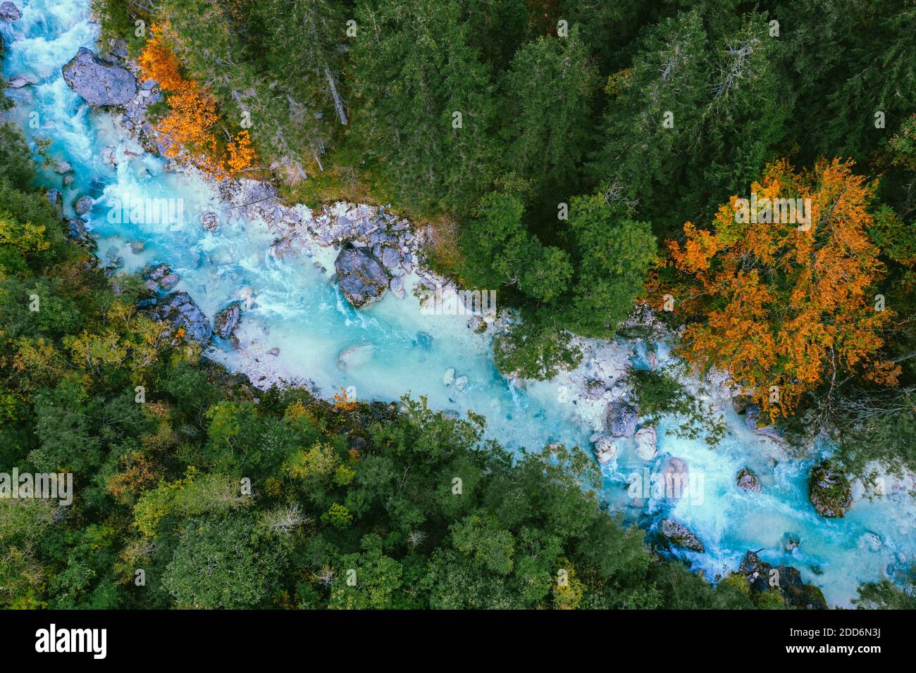 Bovec, Slowenien. Oktober 2020. Türkisfarbenes Wasser im Fluss Soca bei Bovec in Slowenien. Stockfoto