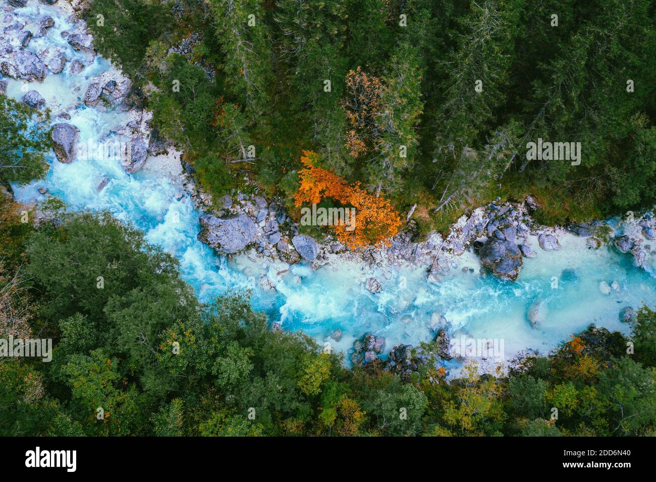 Bovec, Slowenien. Oktober 2020. Türkisfarbenes Wasser im Fluss Soca bei Bovec in Slowenien. Stockfoto