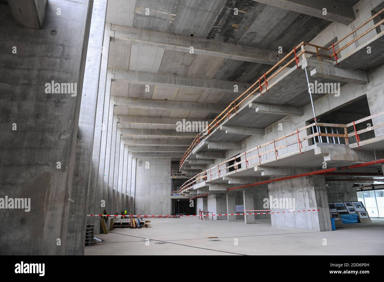 Bukarest, Rumänien - 29. April 2010: Arbeiter auf der Baustelle des Stadions der Nationalarena in Bukarest. Stockfoto