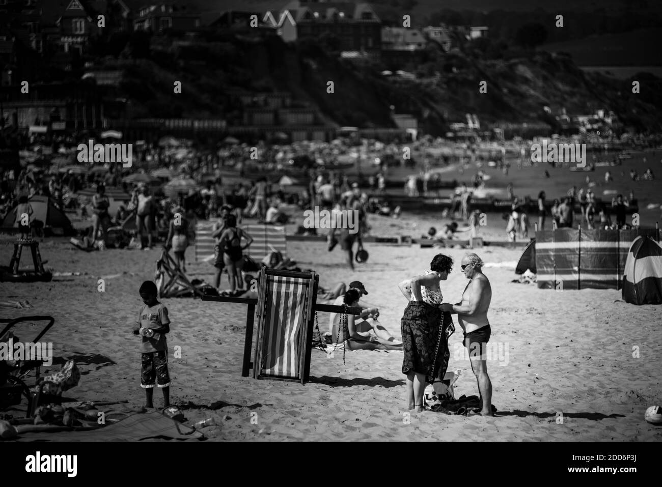 Touristen am Strand Swanage, Dorset, England, Vereinigtes Königreich, Europa Stockfoto