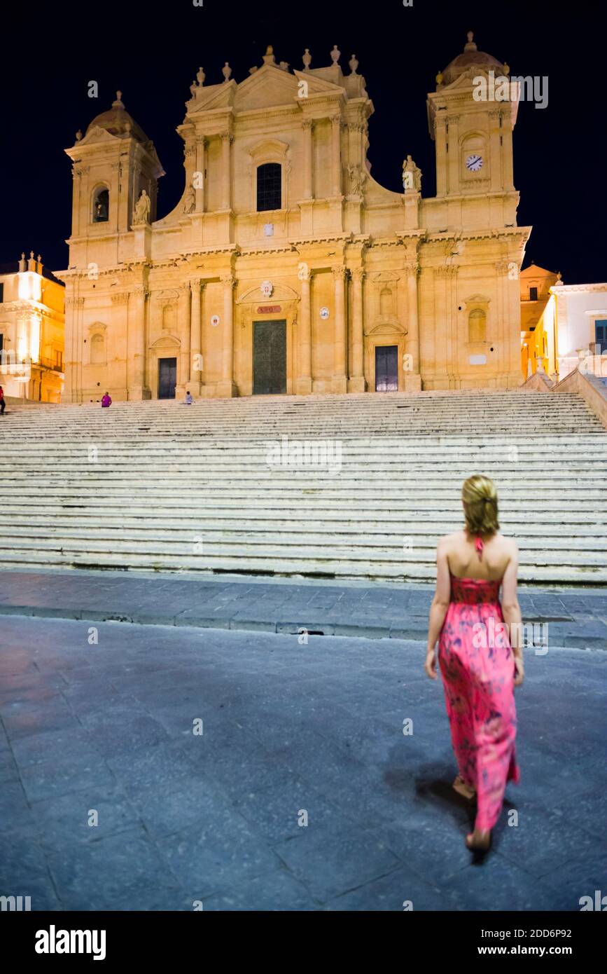 Noto bei Nacht, Frau in Noto Kathedrale (aka Duomo, St. Nicholas Kathedrale, Cattedrale di Noto), Sizilien, Italien, Europa Stockfoto