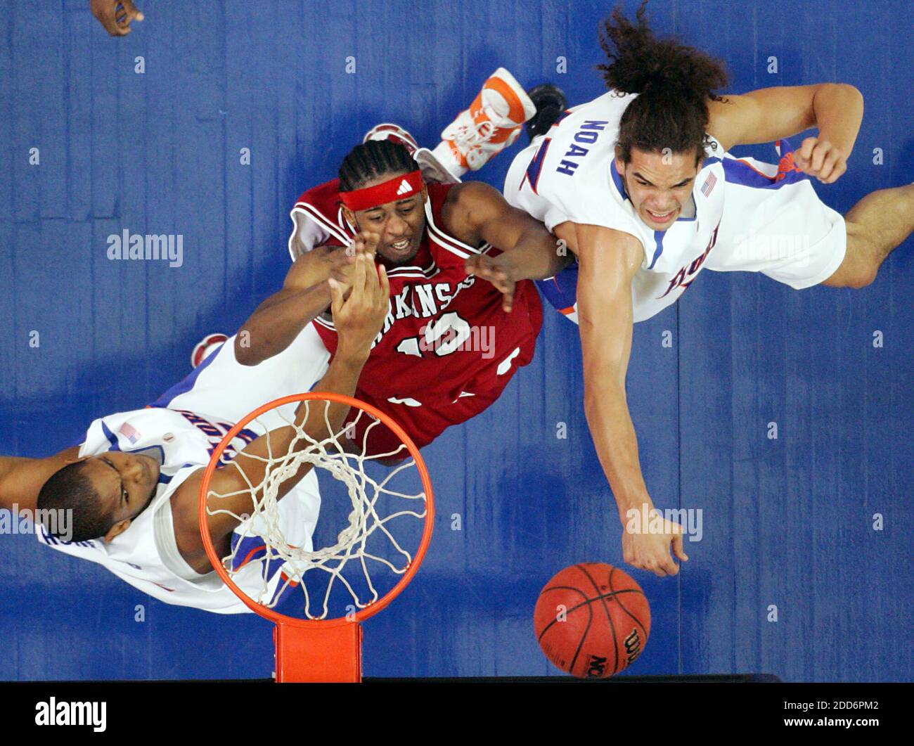 KEIN FILM, KEIN VIDEO, KEIN Fernsehen, KEINE DOKUMENTATION - Floridas Joakim Noah (rechts) und Teamkollege Al Horford (links) haben Michael Washington (15) von Arkansas für den blockierten Schuss in der ersten Hälfte des SEC Tournament Championship-Spiels verbandt. Florida besiegte Arkansas, 77-56, im Georgia Dome in Atlanta, GA, USA am 11. März 2007. Foto von Brent Sanderlin/Atlanta Journal-Constitution/MCT/Cameleon/ABACAPRESS.COM Stockfoto