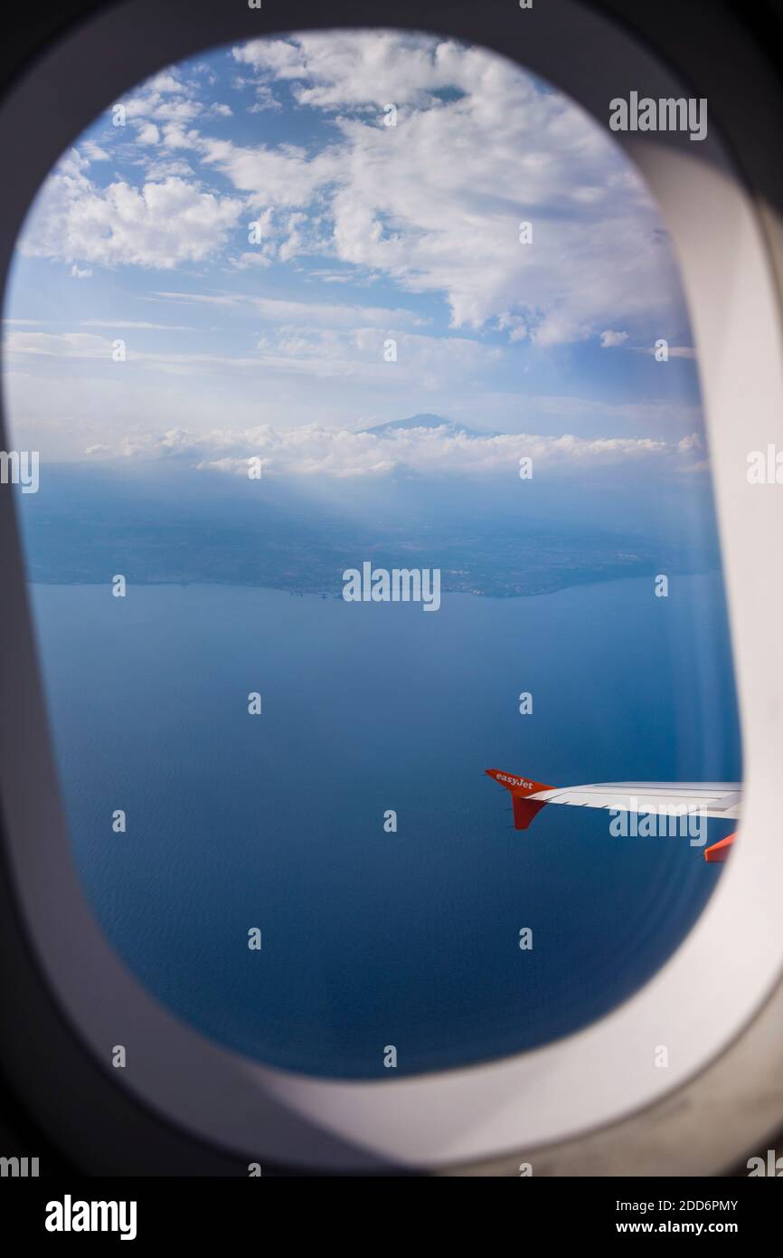 Luftaufnahme des Vulkans Ätna, vom Flugzeugfenster eines Easyjet-Fluges aus gesehen, Sizilien, UNESCO-Weltkulturerbe, Italien, Europa Stockfoto
