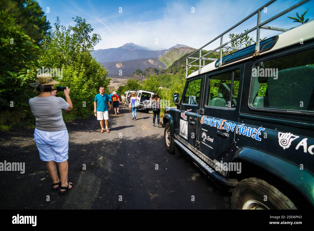Vulkan Ätna Tour, Touristen, die ein Foto machen, Sizilien, UNESCO-Weltkulturerbe, Italien, Europa Stockfoto