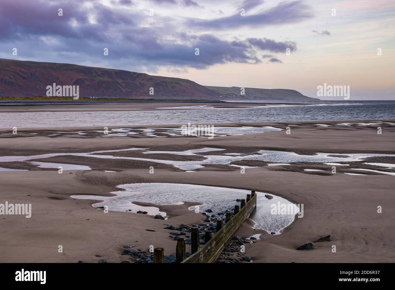 Wellenbrüche bei Sonnenaufgang, Barmouth Harbour, Gwynedd, North Wales, Wales, Großbritannien, Europa Stockfoto