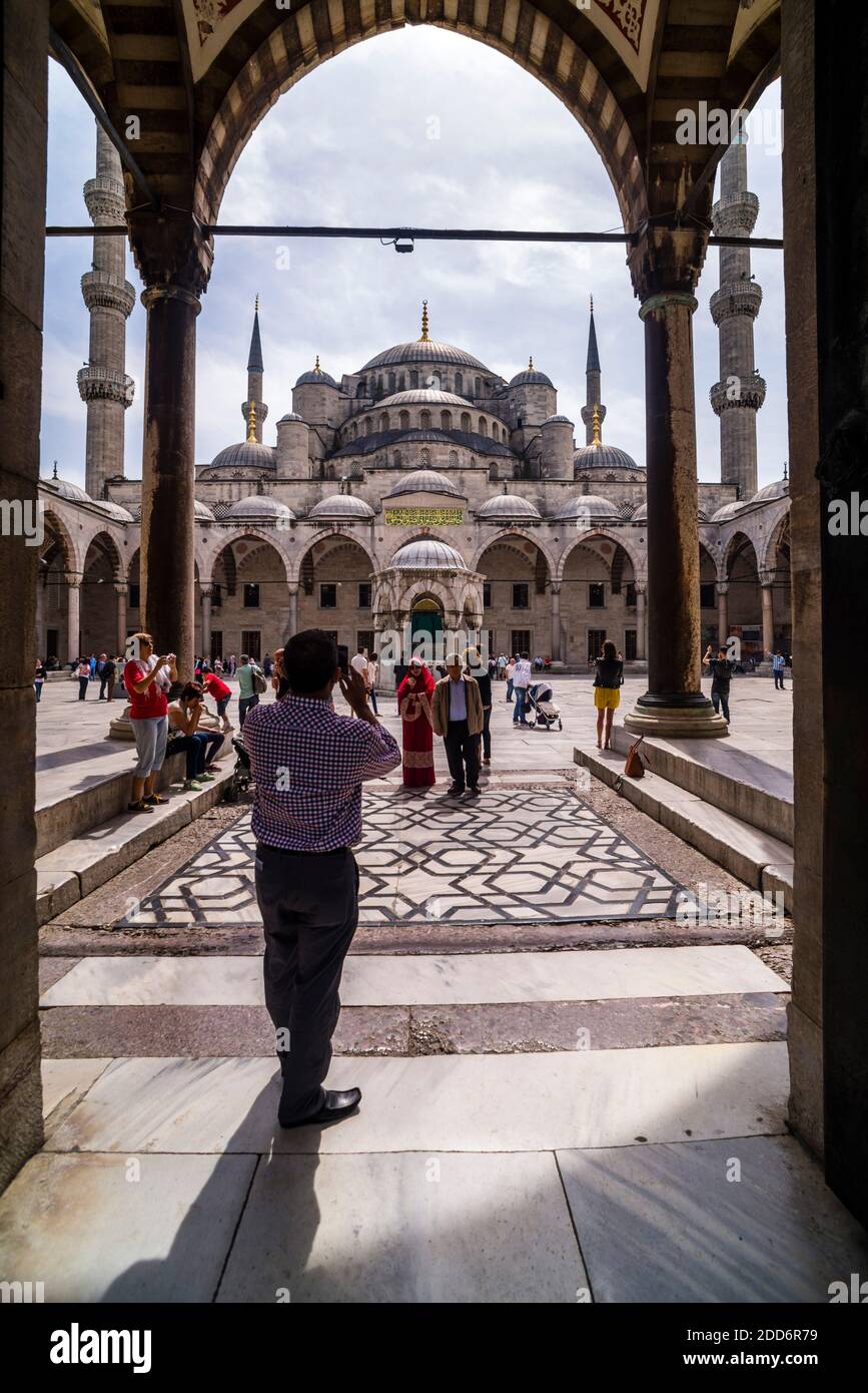 Touristen, die ein Foto in der Blauen Moschee (Sultan Ahmed Moschee oder Sultan Ahmet Camii), Istanbul, Türkei, Osteuropa Stockfoto