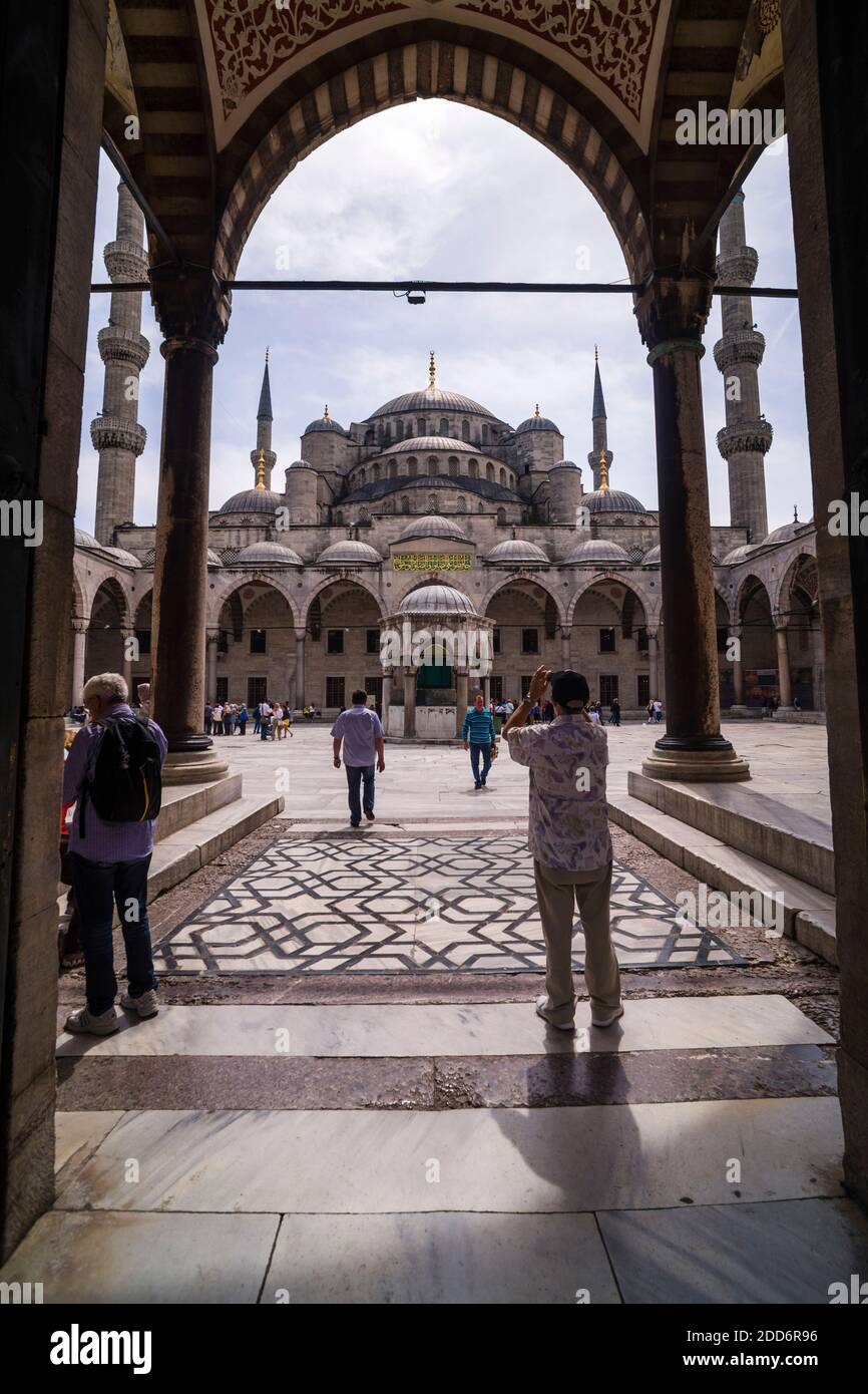 Touristen, die ein Foto in der Blauen Moschee (Sultan Ahmed Moschee oder Sultan Ahmet Camii), Istanbul, Türkei, Osteuropa Stockfoto
