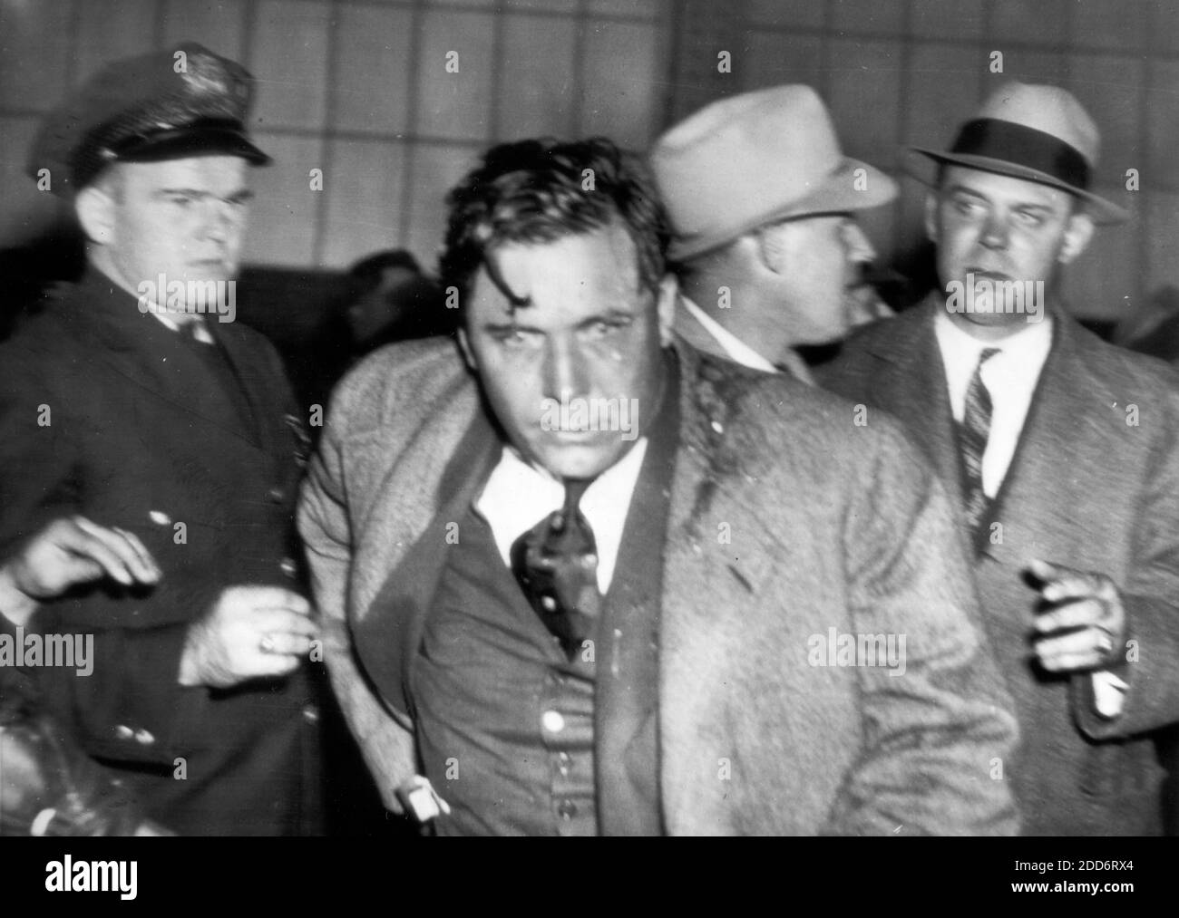 In der Präsidentschaftskampagne 1940 wurde republikanischer Anwärter Wendell Willkie im Kopf durch ein Ei am Chicago Bahnhof getroffen. Die Bildunterschrift dieses Action-Fotos lautet: 'Wendell Willkie ... greift am 22. Oktober in Chicago nach einem Taschentuch, nachdem er in der Nähe des linken Tempels von einem Ei getroffen worden war, als er im Begriff war, in einen Zug zu steigen. Charles Mulrain, 53, gab vor dem Polizeigericht zu, dass er zwei Eier gekauft habe, sagte aber, er könne sich nicht daran erinnern, sie zu werfen. Mulrain wurde wegen eines Bruchs des Friedens und eines Angriffs mit einer tödlichen Waffe angeklagt." Um meine anderen politischen Bilder zu sehen, Suche: Prestor vintage politics Stockfoto