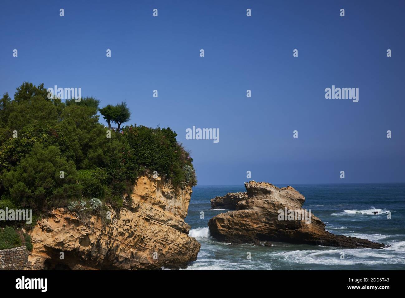 Wellen des Atlantischen Ozeans krachen gegen Felsen auf dem Küste von Ostfrankreich - Juli 2019 Stockfoto