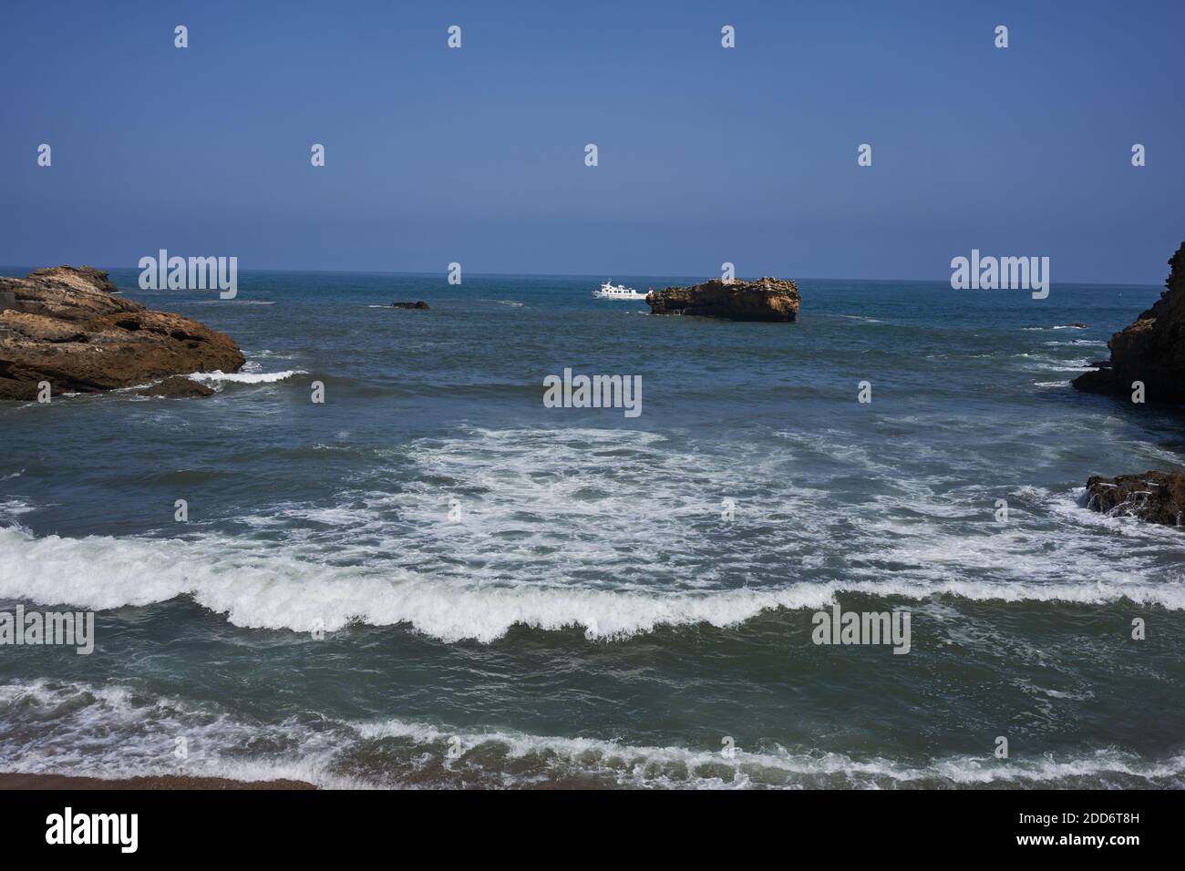 Wellen des Atlantischen Ozeans krachen gegen Felsen auf dem Küste von Ostfrankreich - Juli 2019 Stockfoto
