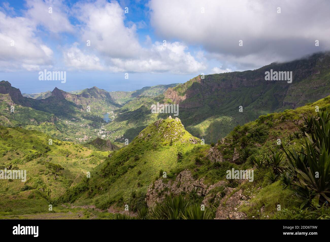 Bergige grüne Santiago Island Landschaft in der Regenzeit - Cape Verde Stockfoto