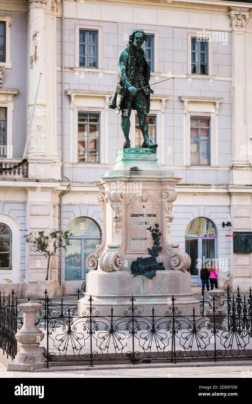 Giuseppe Tartini Statue auf dem Giuseppe Tartini Platz, Piran, Slowenisch Istrien, Slowenien, Europa Stockfoto