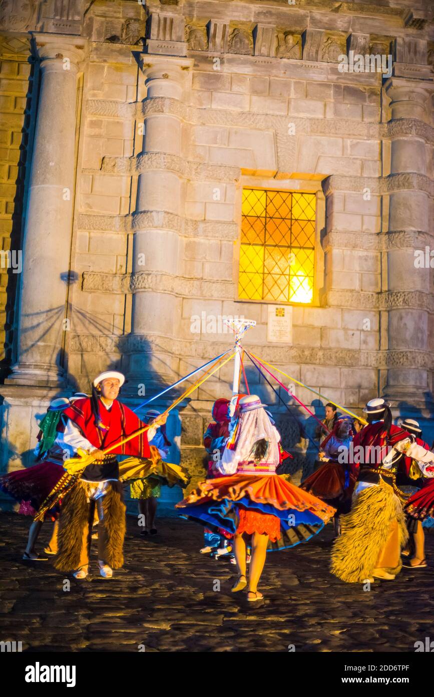 Traditionelle Tänze außerhalb des historischen Zentrums der Stadt Quito, Ecuador, Südamerika Stockfoto