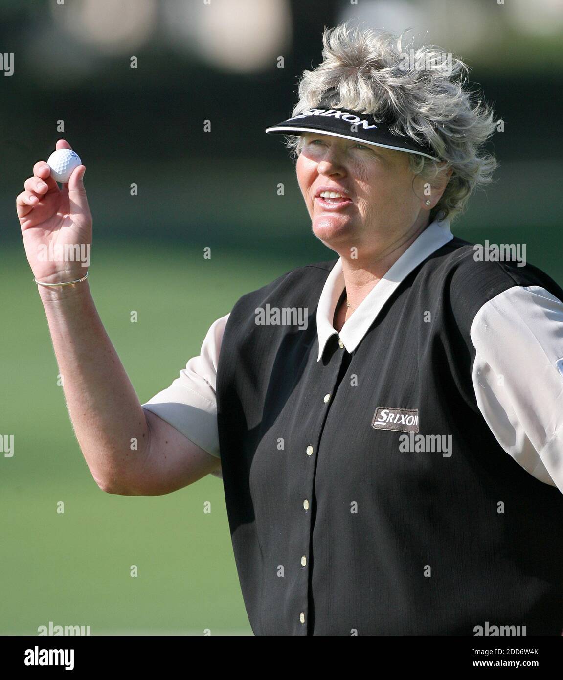 KEIN FILM, KEIN VIDEO, KEIN Fernsehen, KEIN DOKUMENTARFILM - die britische Laura Davies hält ihren Ball hoch, nachdem sie ihren Birdie Putt am 17. Green während der ersten Runde der Ginn Open im Ginn Reunion Resort in Kissimmee, Florida, Donnerstag, USA, am 12. April 2007 gemacht hat. Foto: Julie Fletcher/Orlando Sentinel /MCT/Cameleon/ABACAPRESS.COM Stockfoto