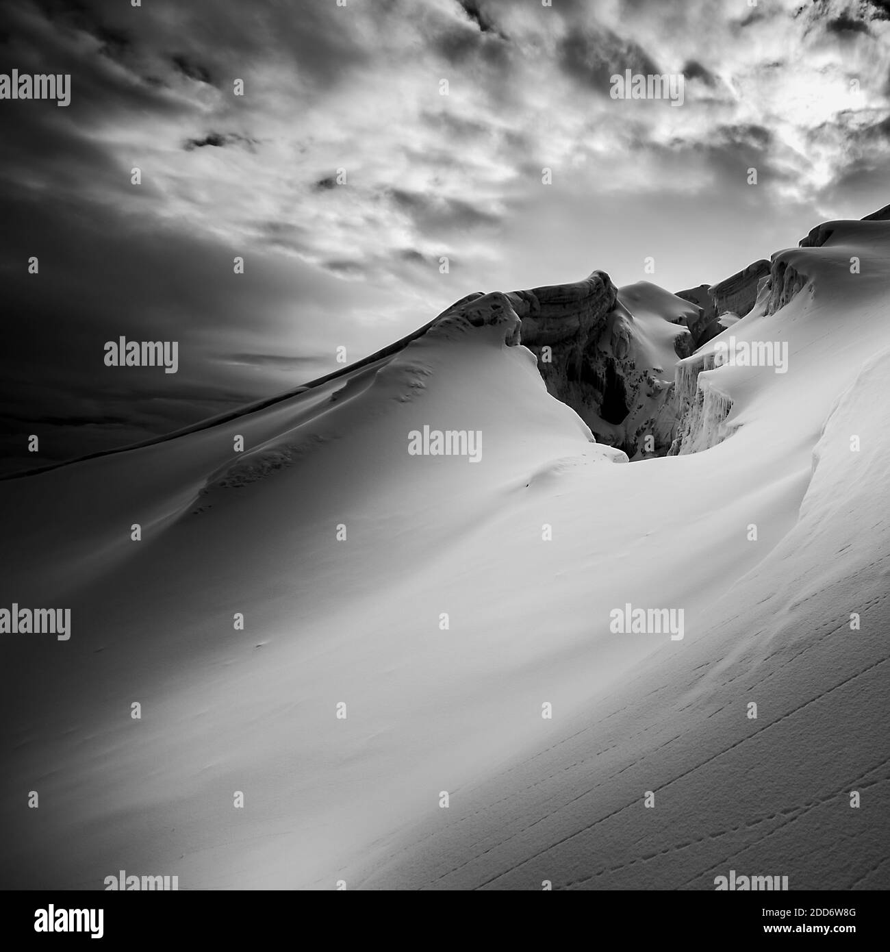 Schwarz-Weiß-Foto der Eisbildung auf dem Cotopaxi Vulkan, Cotopaxi Nationalpark, Cotopaxi Provinz, Ecuador, Südamerika Stockfoto