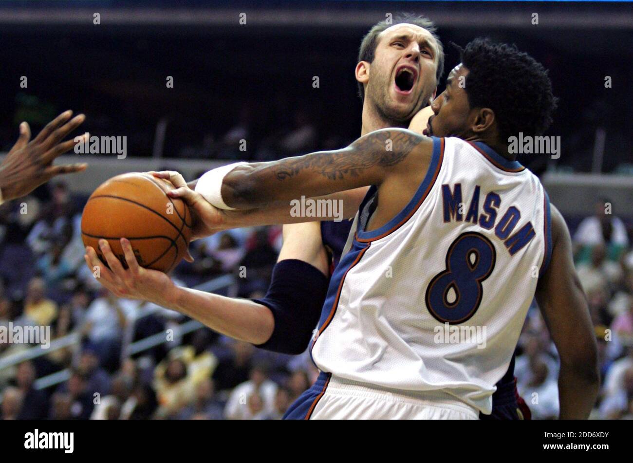 KEIN FILM, KEIN VIDEO, KEIN Fernsehen, KEINE DOKUMENTATION - Zydrunas Ilgauskas von den Cleveland Cavaliers wird von Roger Mason des Washington Wizards während der ersten Hälfte von Spiel 4 in der ersten Runde der NBA-Playoffs im Verizon Center in Washington, DC, USA am 30. April 2007, bescheuert. Die Kavaliers besiegten die Zauberer, 97-90. Foto: Phil Masturzo/Akron Beacon Journal/MCT/Cameleon/ABACAPRESS.COM Stockfoto