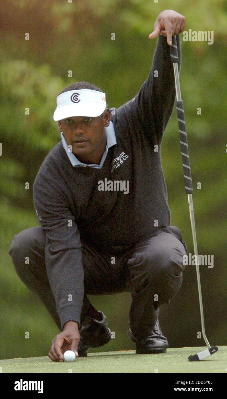 KEIN FILM, KEIN VIDEO, KEIN TV, KEIN DOKUMENTARFILM - Fidji's Vijay Singh legt einen Putt auf dem 13. Green während der Aktion Freitagmorgen zweite Runde spielen in der Wachovia Championship im Quail Hollow Club in Charlotte, NC, USA, am 4. Mai 2007. Foto von John D. Simmons/Charlotte Observer/MCT/Cameleon/ABACAPRESS.COM Stockfoto