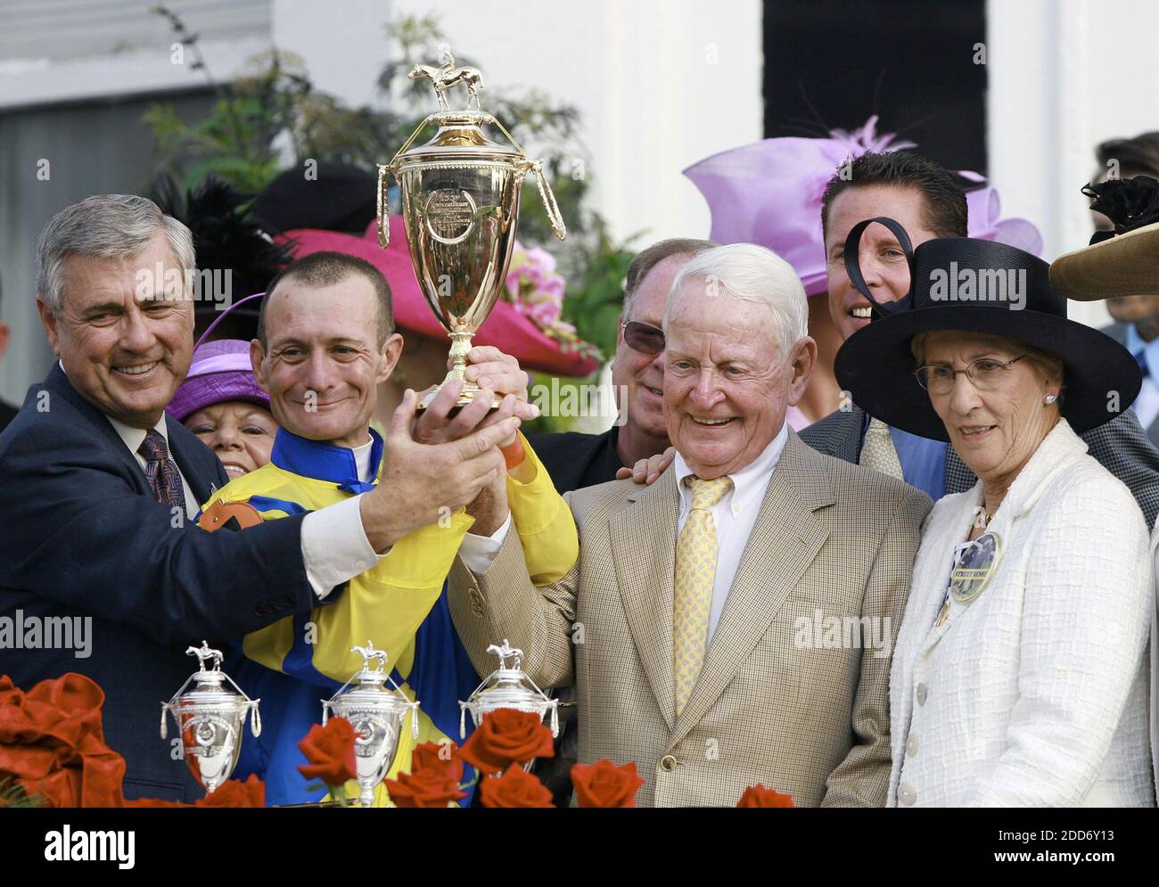 KEIN FILM, KEIN VIDEO, KEIN TV, KEIN DOKUMENTARFILM - Siegertrainer Carl Nafzger, von links, Jockey Calvin Borel, Besitzer James B. Tafel und Tafel's Frau, Ida Mae (Gus), posieren für Porträt im Siegerkreis, nachdem Street Sense (7) 133 den Lauf des Kentucky Derby in Churchill Downs gewonnen hat, In Louisville, Kentucky, USA, am 5. Mai 2007. Foto von Mark Cornelison/Lexington Herald-Leader/MCT/Cameleon/ABACAPRESS.COM Stockfoto