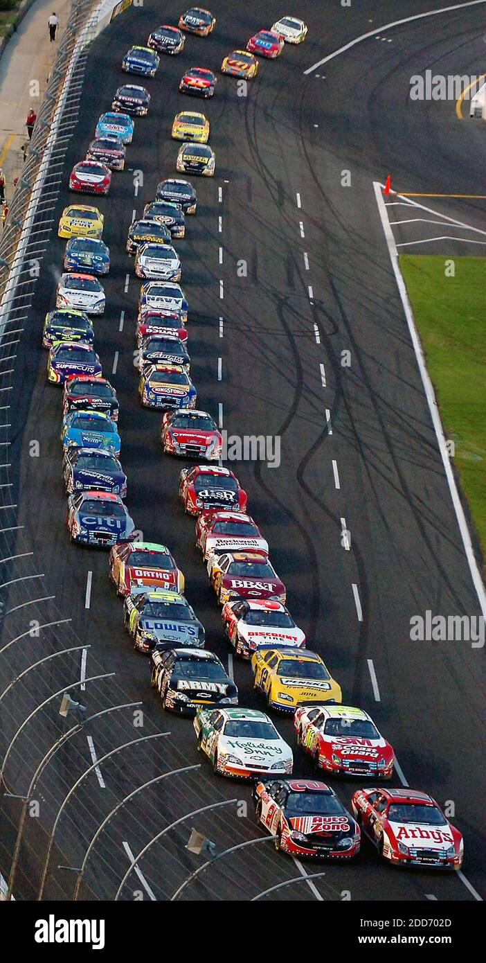 KEIN FILM, KEIN VIDEO, KEIN TV, KEINE DOKUMENTATION - Racer fahren die Front entlang während der NASCAR Busch Series Carquest Auto Parts 300 am Lowe's Motor Speedway in Concord, NC, USA am 26. Mai 2007. Foto von Jeff Siner/Charlotte Observer/MCT/Cameleon/ABACAPRESS.COM Stockfoto