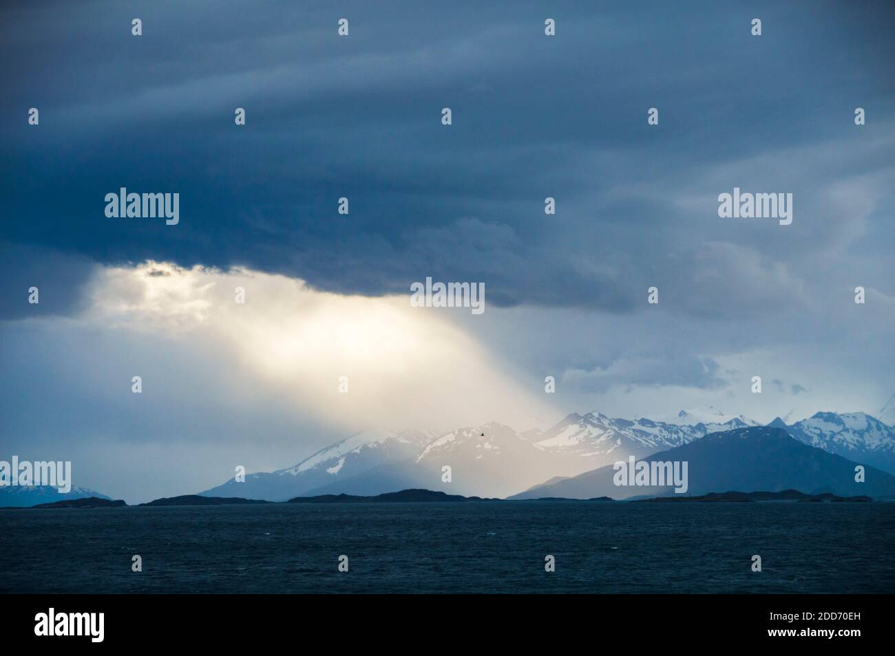 Andengebirge, gesehen vom Beagle Kanal in Ushuaia, Tierra Del Fuego, Patagonien, Argentinien, Südamerika Stockfoto