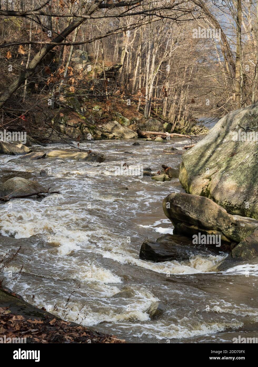 Ein weiterer Winkel des sich schnell bewegenden Wassers. Stockfoto