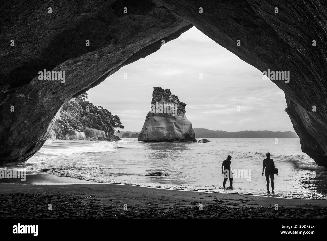 Touristen in Cathedral Cove, Coromandel Peninsula, Neuseeland North Island Stockfoto