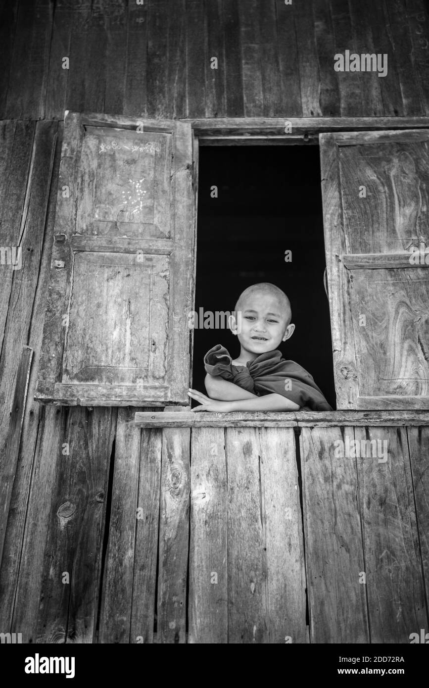 Novize Monk in einem buddhistischen Kloster zwischen Inle Lake und Kalaw, eine beliebte 2-tägige Wanderung im Shan State, Myanmar (Burma) Stockfoto