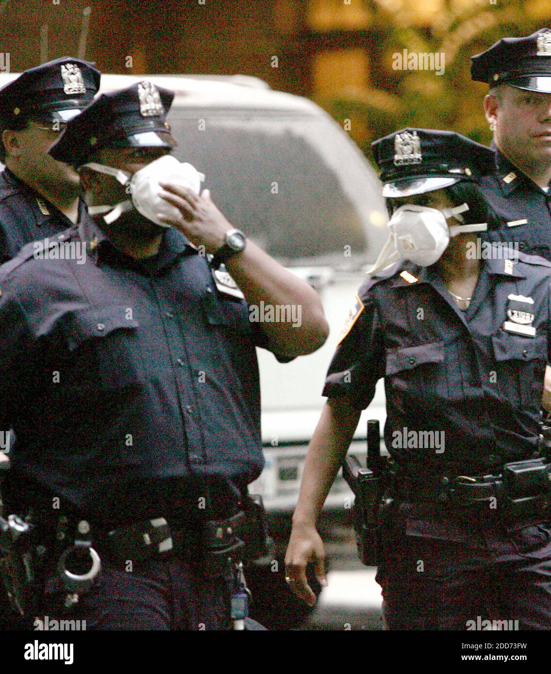 KEIN FILM, KEIN VIDEO, KEIN Fernsehen, KEINE DOKUMENTATION - Polizeibeamte tragen Masken am Schauplatz einer Dampfrohrexplosion auf der Lexington Ave. In der Nähe der Grand Central Station in New York City, NY, am Mittwoch, 18. Juli 2007. Eine Person starb und 20 weitere wurden verletzt. Foto von Bruce Gilbert/Newsday/MCT/ABACAPRESS.COM Stockfoto