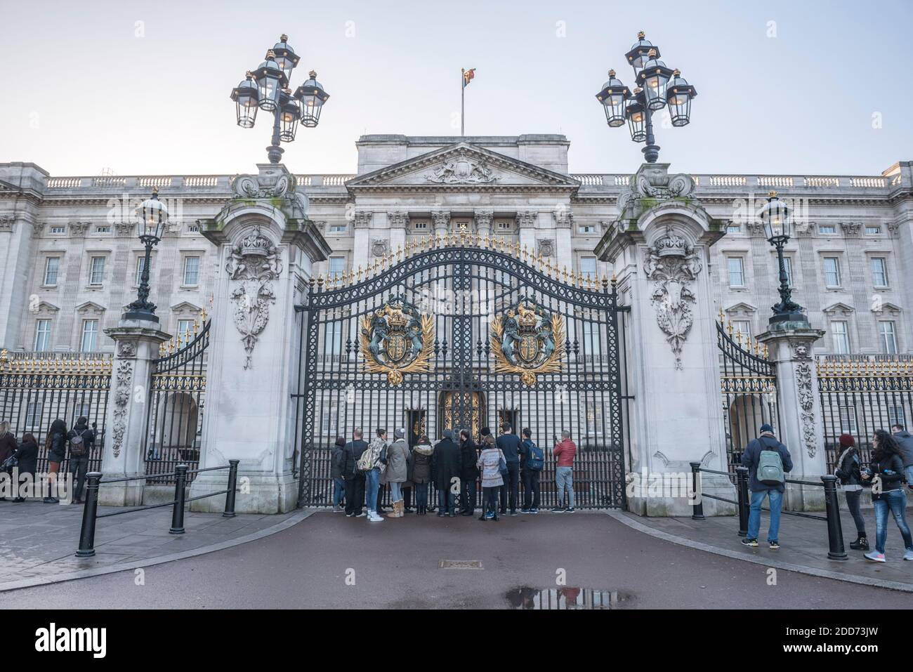 Touristen außerhalb des Buckingham Palace, London, England Stockfoto