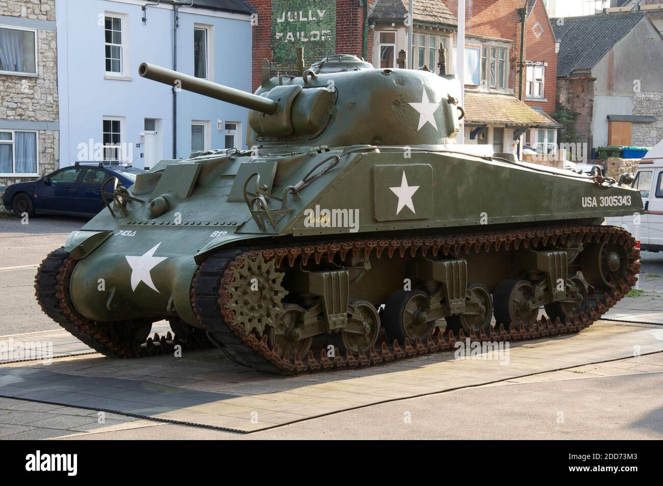 Historischer amerikanischer Panzer M4A4 Sherman, restauriert und vor dem Castletown D-Day Center und dem WW2 Museum auf der Isle of Portland ausgestellt. Dorset, Großbritannien. Stockfoto