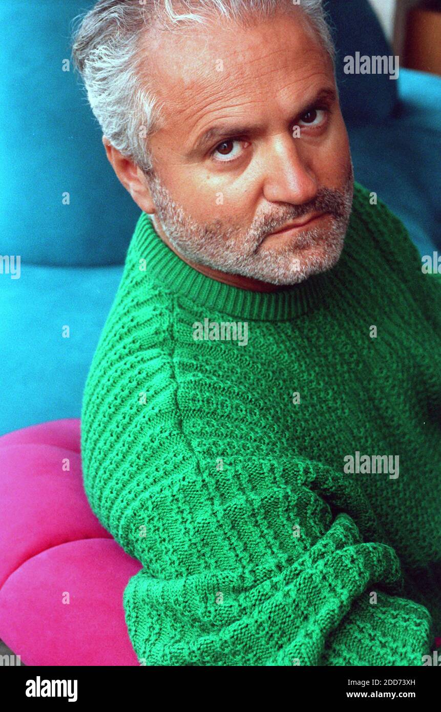 KEIN FILM, KEIN VIDEO, KEIN Fernsehen, KEIN DOKUMENTARFILM - der italienische Designer Gianni Versace posiert 1993 in seinem Haus in Miami Beach, FL, USA. Foto von Marice Cohn Band/Miami Herald/MCT/ABACAPRESS.COM Stockfoto