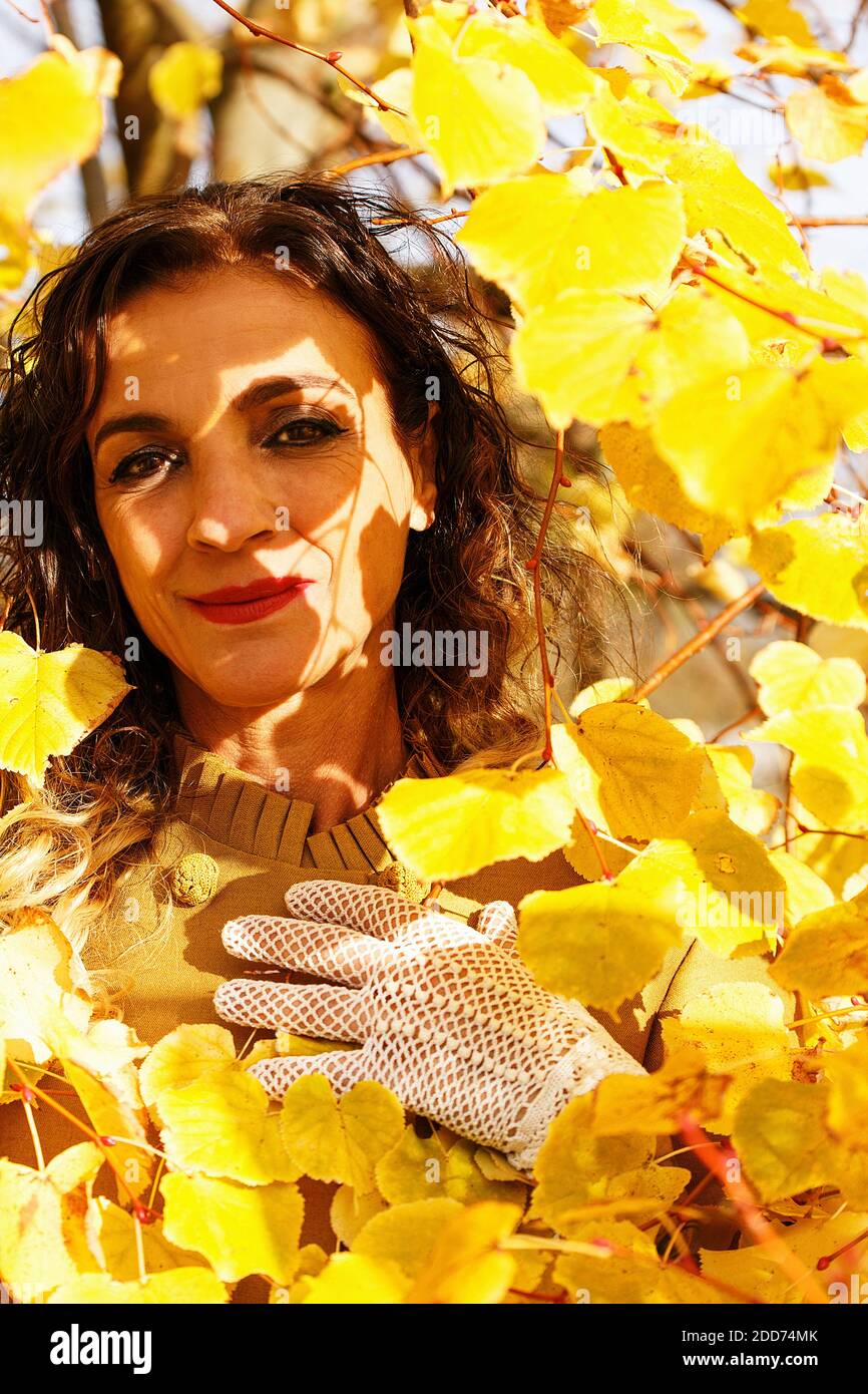 Frau zwischen gelben Herbstblättern, spanien Stockfoto